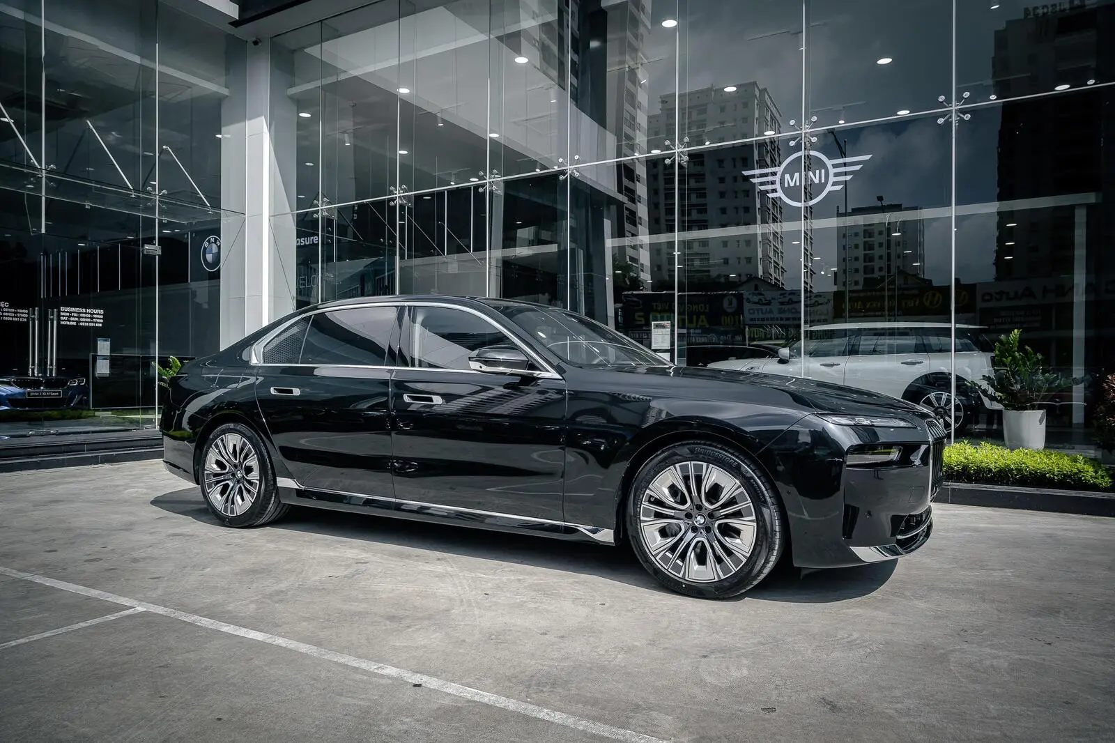BMW 740Li Pure Excellence - Hình 2