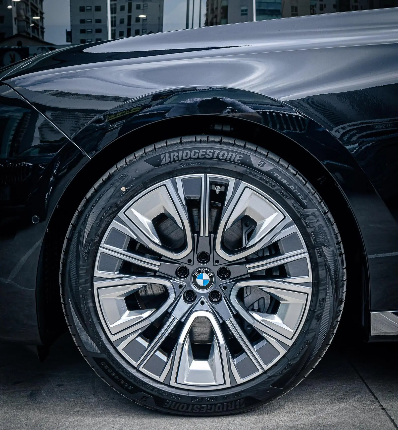 BMW 740Li Pure Excellence - Hình 6