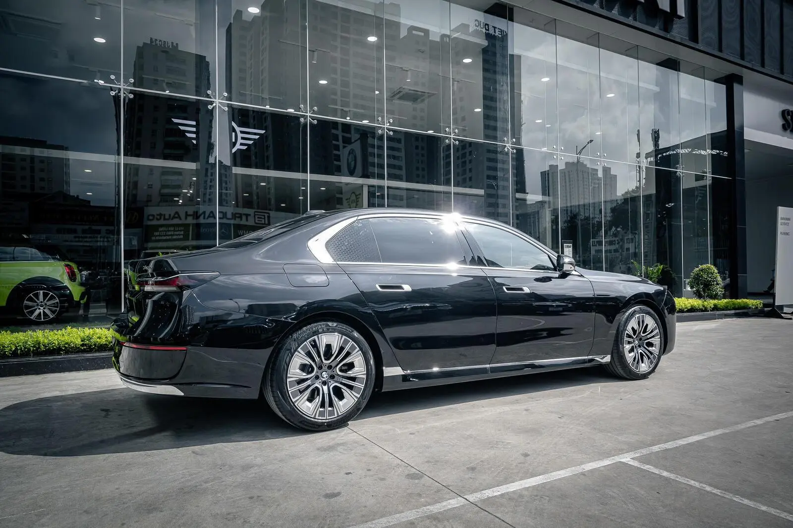 BMW 740Li Pure Excellence - Hình 7
