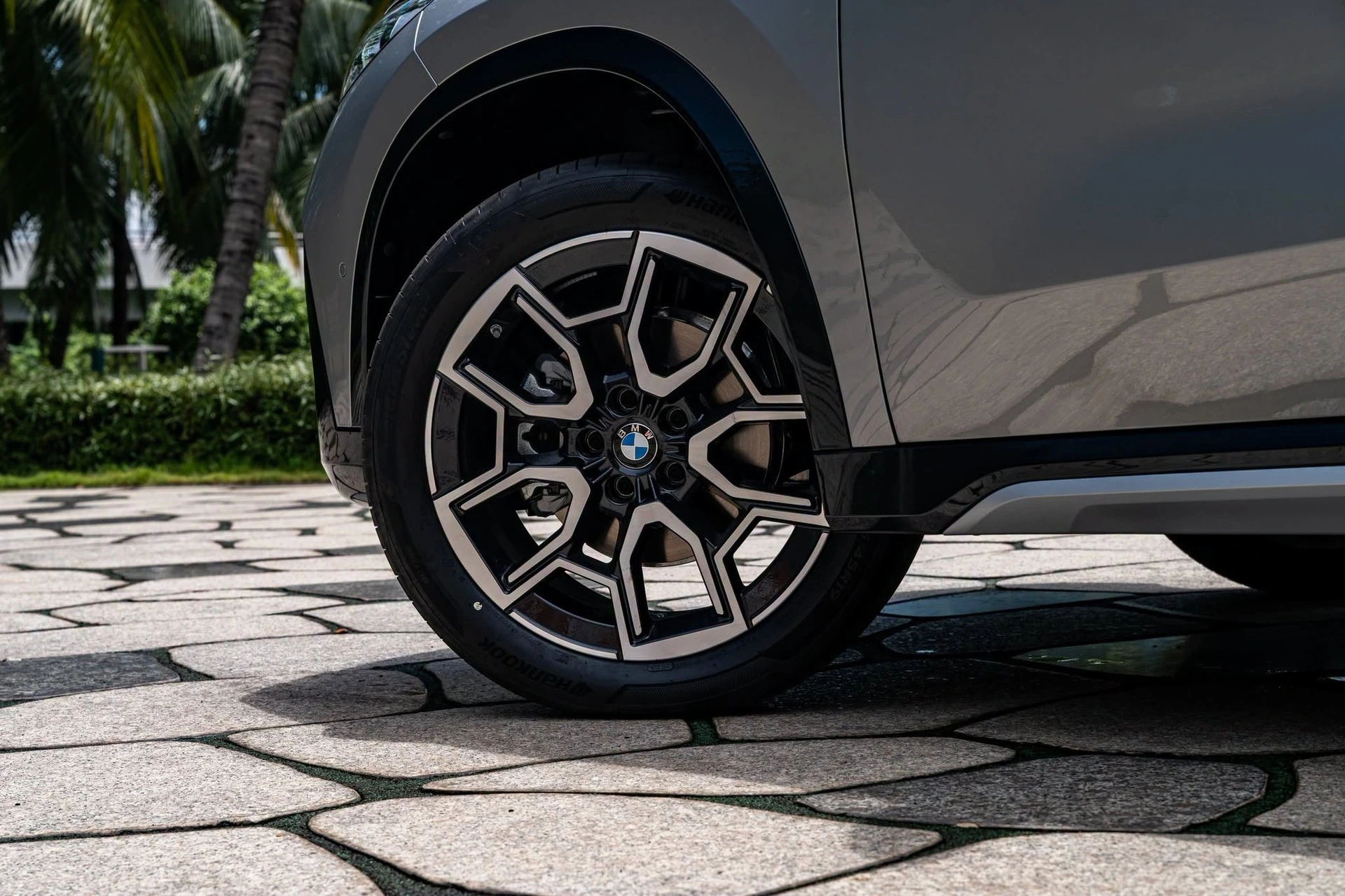 Bộ mâm xe hợp kim kích thước 19 inch sở hữu thiết kế đa chấu vô cùng thể thao