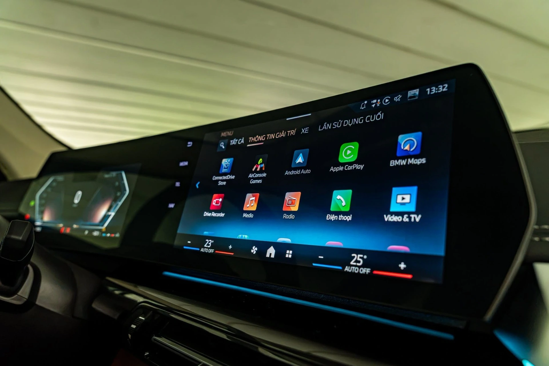 Cụm màn hình cong BMW Curved Display hiển thị sắc nét mọi thông số và tính năng giải trí